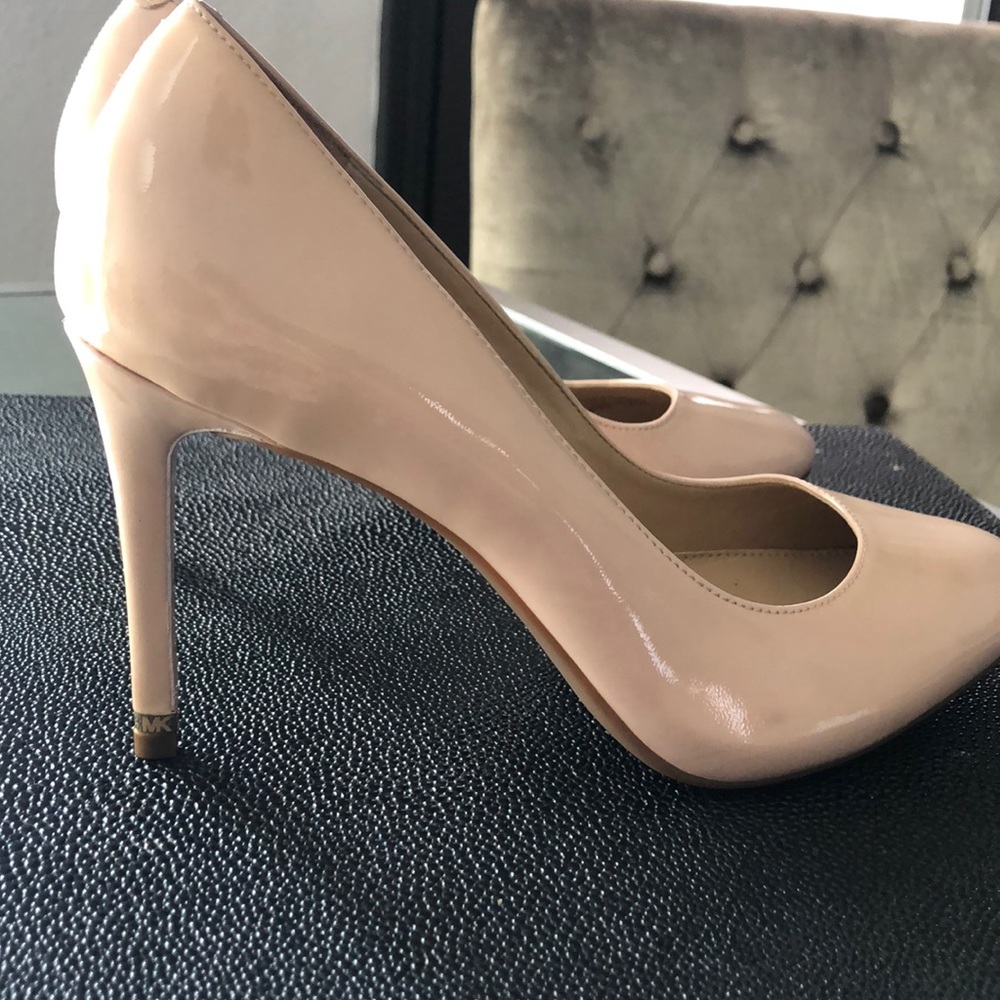 Cream Micheal Kors closed heel shoe - Picture 2 of 3